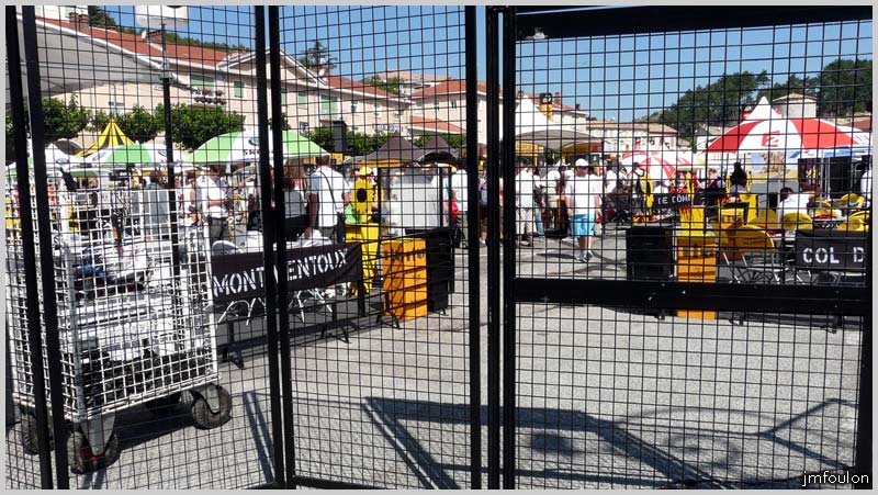 tour-france-100 bweb.jpg - Village Départ derrière les grilles. Accès sur invites ou backstages